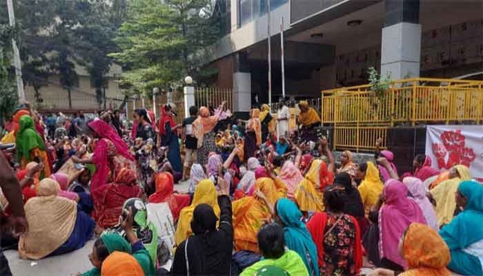 বকেয়া বেতন পরিশোধের দাবিতে শ্রম ভবন ঘেরাও