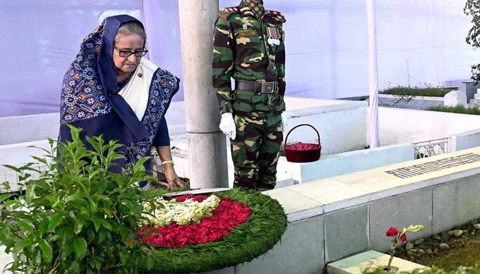 শেখ রাসেলের সমাধিতে প্রধানমন্ত্রীর শ্রদ্ধা