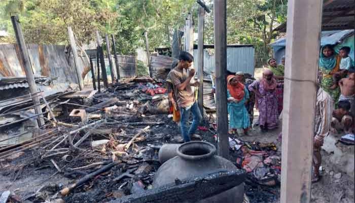 সিংড়ায় অগ্নিকান্ডে কৃষকের বাড়ি পুড়ে ছাই