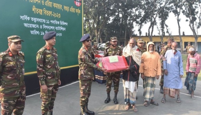 বগুড়ায় দুস্থ-শীতার্তদের মাঝে সেনাবাহিনীর কম্বল ও শস্য বীজ বিতরণ