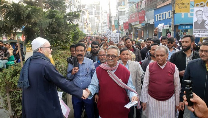 গণসংযোগকালে ফজলে হোসেন বাদশা  নৌকার পক্ষে গণজোয়ার, জয় আমাদের সুনিশ্চিত