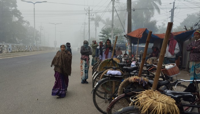 রাজশাহীতে কনকনে শীতে বেকায়দায় ছিন্নমূল নিম্নআয়ের মানুষ