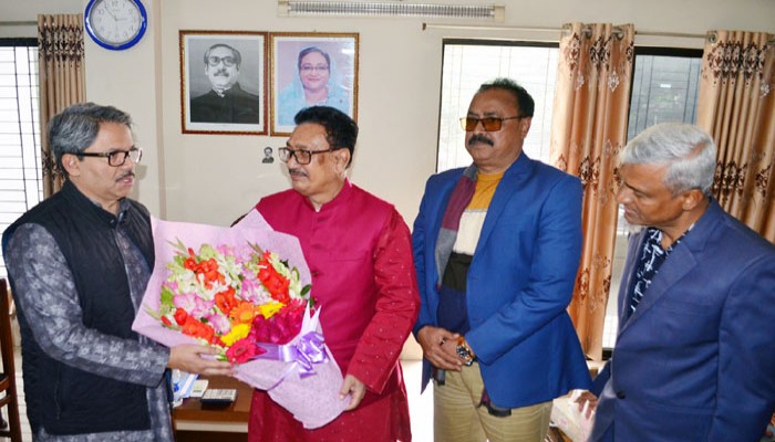 নৌকার প্রার্থী শাহরিয়ার আলমকে জেলা পরিষদ চেয়ারম্যানের ফুলেল শুভেচ্ছা ও অভিনন্দন