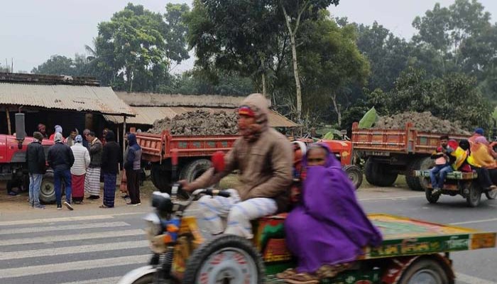 মোহনপুরে অবৈধ টাক্টরে মাটি পরিবহনে জরিমানা