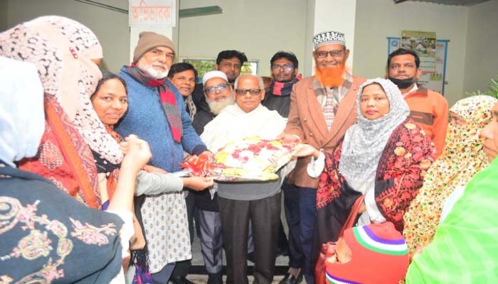 নর্থ বেঙ্গল বিন্ডারগার্টেন এন্ড প্রি-ক্যাডেট স্কুল সোসাইটির পক্ষ থেকে এমপি বাদশাকে ফুলেল শুভেচ্ছা