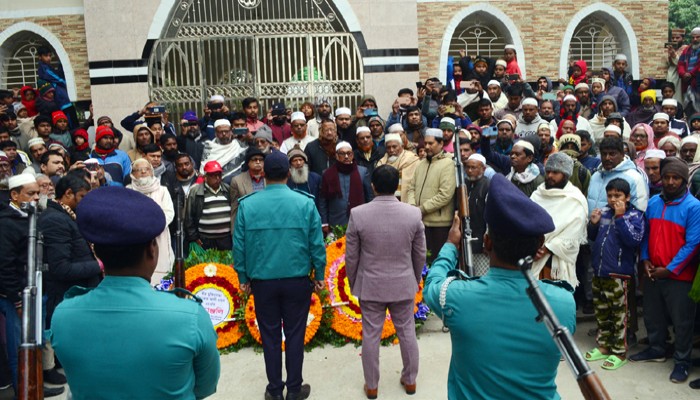 বীর মুক্তিযোদ্ধা লিয়াকত আলীর জানাজায় রাজশাহী জেলা পরিষদের চেয়ারম্যান মীর ইকবাল