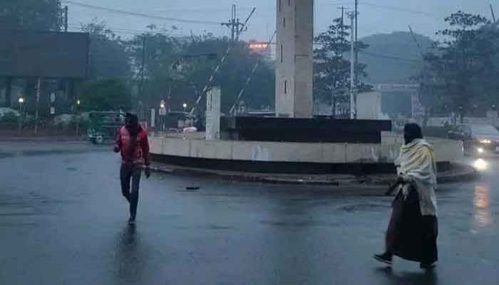 রাজশাহীতে হাড় কাঁপানো শীতের মধ্যে আসলো বৃষ্টি