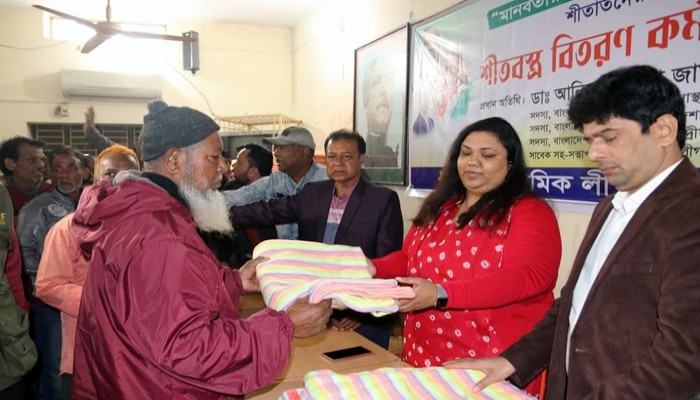 জাতীয় শ্রমিক লীগ, রাজশাহী মহানগরের উদ্যোগে শীতবস্ত্র বিতরণ