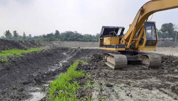 রক্ষক ভক্ষক হওয়ায় রাজশাহীতে বন্ধ হচ্ছে না পুকুর খনন