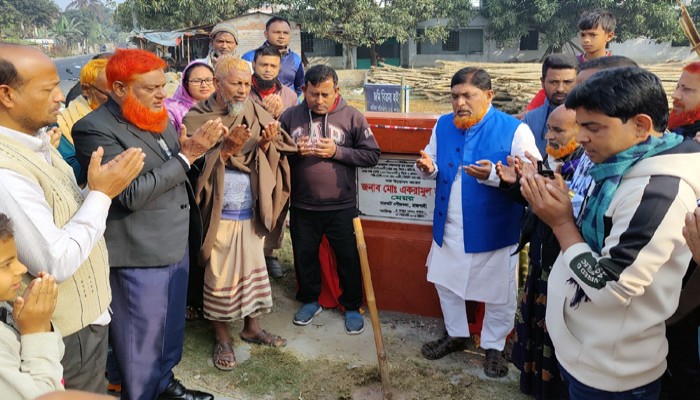 চারঘাটে পৌর এলাকার বিভিন্ন স্থানে পাকা রাস্তা উদ্বোধন করেন-পৌর মেয়র