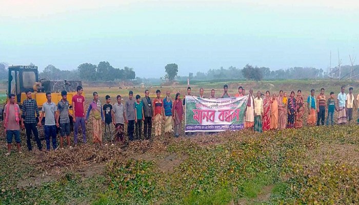 পুঠিয়ায় অবৈধভাবে পুকুর খনন বন্ধের দাবিতে কৃষকদের মানববন্ধন