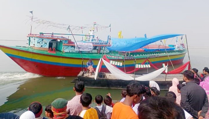 রাজশাহী নৌরুটে:  এক সপ্তাহ ধরে ভাসছে পণ্য বোঝাই জলযান