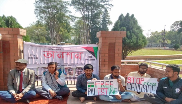 গাজায় গণহত্যার প্রতিবাদে রাবিতে শিক্ষক-শিক্ষার্থীদের অনশন