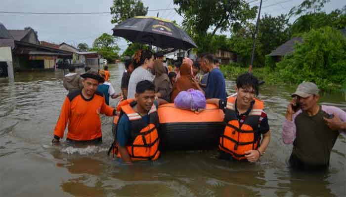 ইন্দোনেশিয়ায় আকস্মিক বন্যা-ভূমিধসে ১৯ জনের মৃত্যু