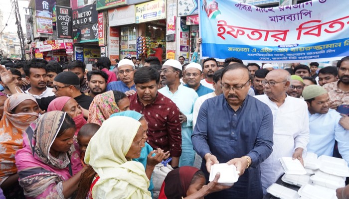 দুঃস্থ মানুষ ও পথচারীদের  মাঝে ইফতার বিতরণ করলেন রাসিক মেয়র