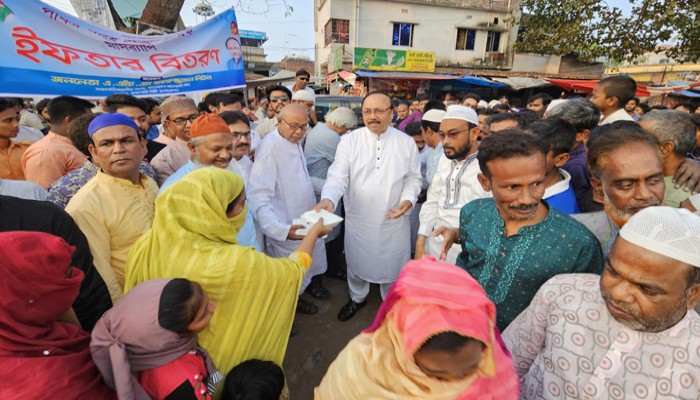 রাসিক মেয়রের উদ্যোগে নগরীতে অসহায় ও দুঃস্থ  মানুষ ও পথচারীদের মাঝে ইফতার বিতরণ