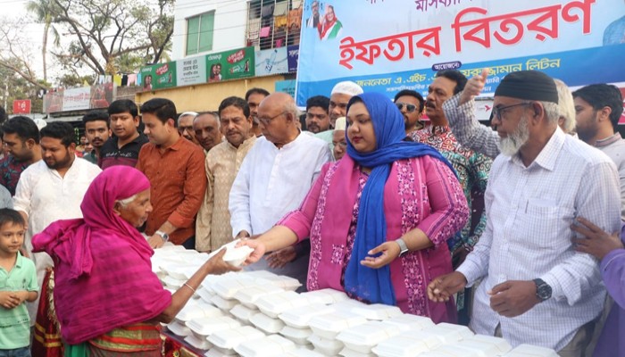 রাজশাহীতে দুঃস্থ ও অসহায় মানুষ ও পথচারীদের মাঝে ইফতার বিতরণ