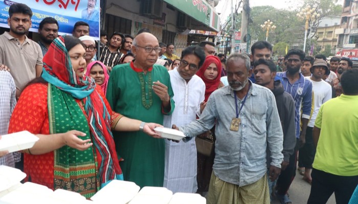 মহানগর কার্যালয়ের সামনে দোয়া ও পথচারী রোজাদারদের মাঝে ইফতার বিতরণ