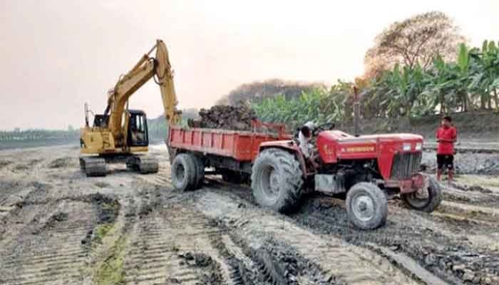 পুঠিয়ায় ফসলি জমিতে রাতের আঁধারে খনন করা হচ্ছে ফসলি জমি