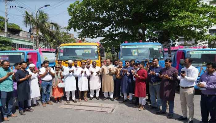 রাস্তাঘাট ও গাছে পানি দেওয়া এবং পরিচর্যায় রাসিকে যুক্ত হলো চারটি ওয়াটার ট্রাক