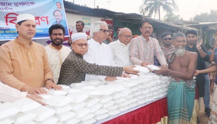 আ’লীগের উদ্যোগে জাহাজ ঘাট ও মিজানের মোড় এলাকায় ইফতার বিতরণ