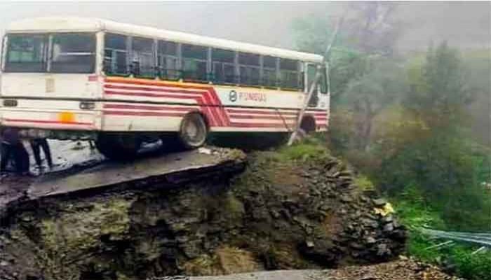 পাকিস্তানে বাস খাদে পড়ে নিহত ২০