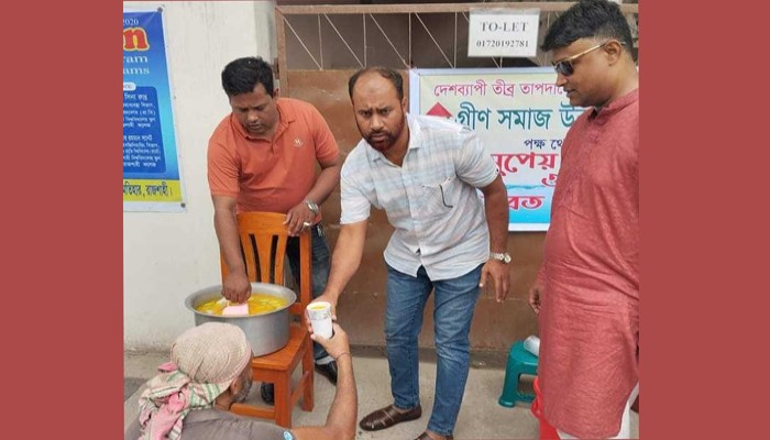 তীব্র তাপদাহে গ্রীন সমাজ উন্নয়ন সংস্থার পানি ও শরবত বিতরণ