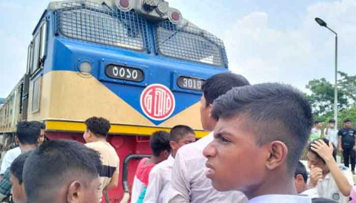 চট্টলা এক্সপ্রেস ট্রেনে কাটা পড়ল স্কুলছাত্রী