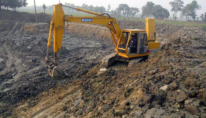 বাগমারায় অবৈধ পুকুরখনন করায় যুবলীগ নেতার জরিমানা