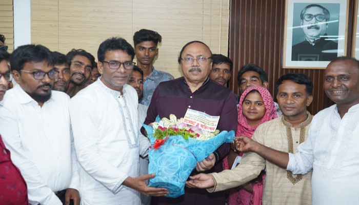 রাসিক মেয়রের সাথে পবা উপজেলা পরিষদের  নবনির্বাচিত চেয়ারম্যানের সৌজন্য সাক্ষাৎ