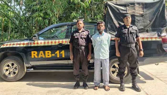 লুঙ্গিতে রক্তের দাগে ধরা পড়ল খুনি, অতঃপর