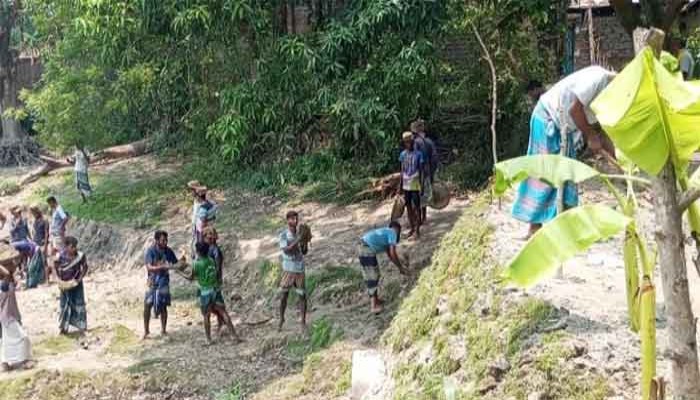 মোহনপুর খাঁড়ইল গ্রামবাসীদের সেচ্ছায় শ্রম দিয়ে তৈরী করছেন কাঁচা রাস্তা