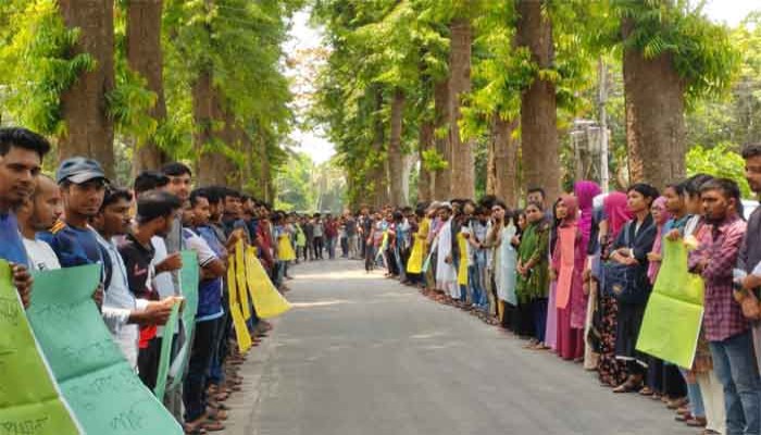 কোটা পুনর্বহালের প্রতিবাদে ফুঁসে উঠেছে রাজশাহী বিশ্ববিদ্যালয়