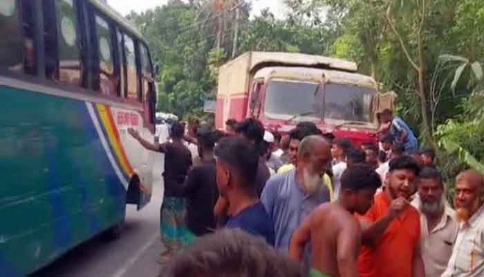 মুন্সিগঞ্জে দুই ট্রাকের চাপায় সুজারল্যান্ড প্রবাসী মোটরসাইকেল আরোহী নিহত