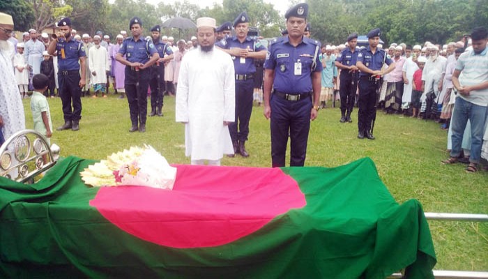 সাপাহারে বীর মুক্তিযোদ্ধা হবিবর রহমানকে রাষ্ট্রীয় মর্যাদায় দাফন