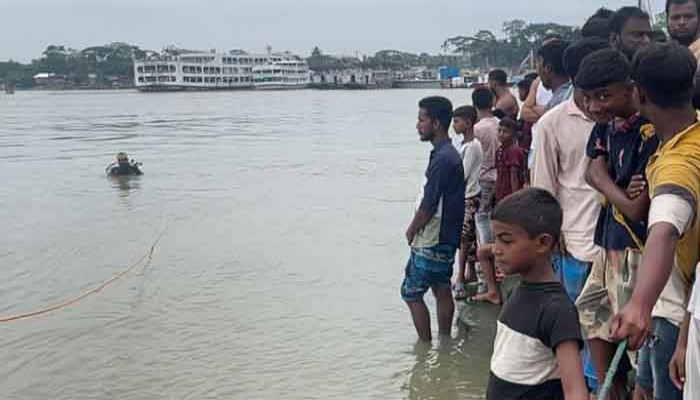 মেঘনা নদীতে গোসলে নেমে স্ত্রীর সামনে ডুবে গেলেন স্বামী