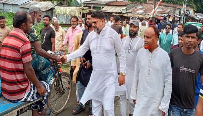 রাণীনগর -আত্রাইয়ে পথে প্রান্তরে ঘুরে ঘরে শুভেচ্ছা বিনিময়ে এমপি সুমন