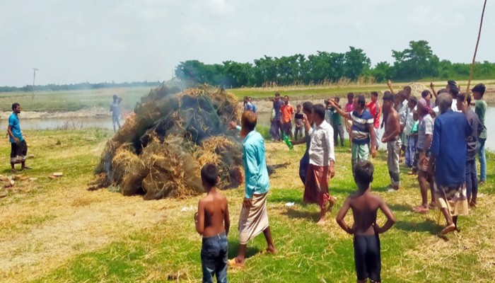 আত্রাইয়ে ১৫লক্ষ টাকার নিষিদ্ধ চায়নাদুয়ারী রিংজাল জব্দ করে ভস্মিভূত