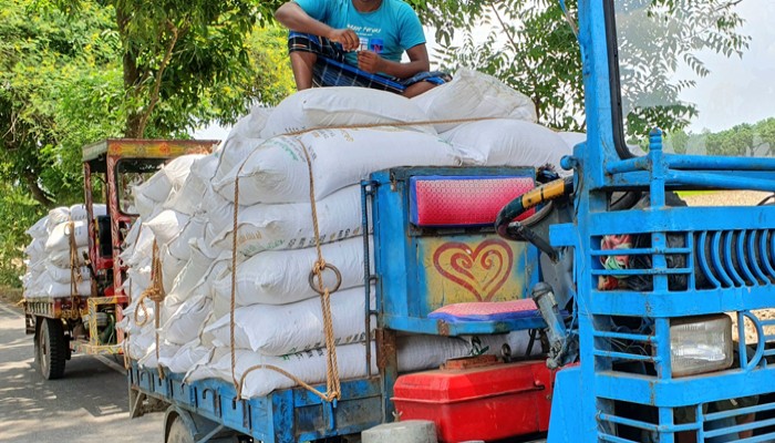 কৃষিতে বির্পযয়ের আশঙ্কা তানোরে চোরাপথে  আশা মানহীন সারে বাজার সয়লাব