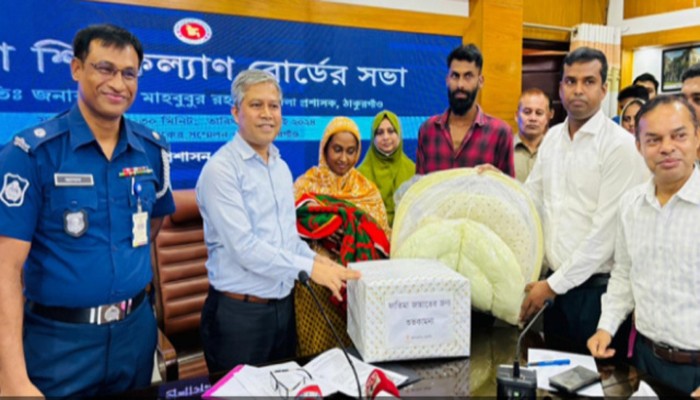 ঠাকুরগাঁওয়ে হাসপাতাল রেখে যাওয়া নবজাতকের দায়িত্ব নিলেন এক নিঃসন্তান দম্পতি