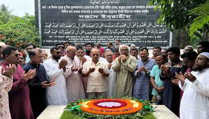 শহীদ এএইচএম কামারুজ্জামানের প্রতি বেসামরিক বিমান পরিবহন ও পর্যটন মন্ত্রীর শ্রদ্ধা নিবেদন