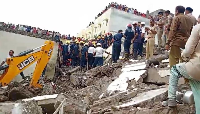 গুজরাতে ভেঙে পড়ল বহুতল ভবন, মৃত্যুর আশঙ্কা