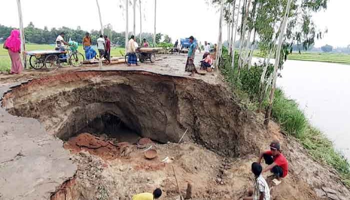 আত্রাইয়ে বন্যার আগেই একাধীক পাকা সড়ক ধ্বসে যোগাযোগ বিচ্ছিন্ন