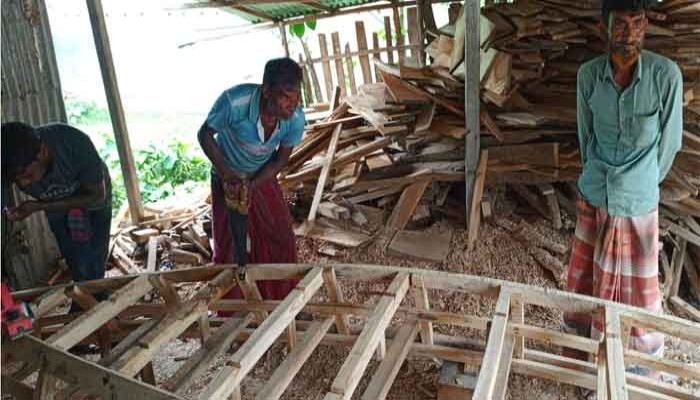 নৌকা তৈরীতে ব্যস্ত সিংড়ার কারিগররা