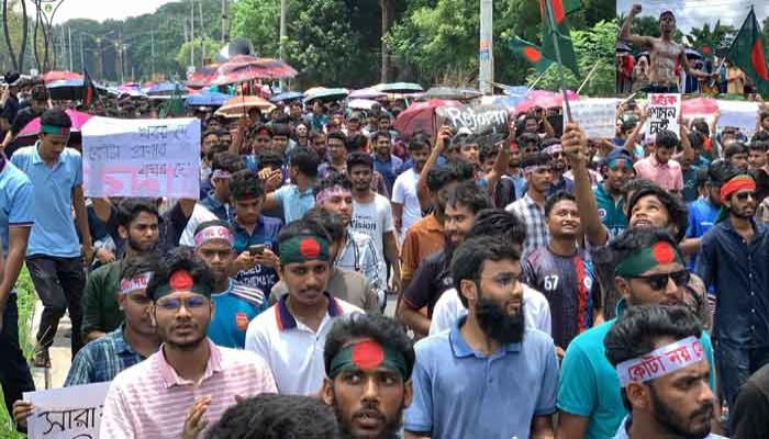 কোটা সংস্কারের দাবিতে রাবি-রুয়েট শিক্ষার্থীদের মহাসড়ক অবরোধ