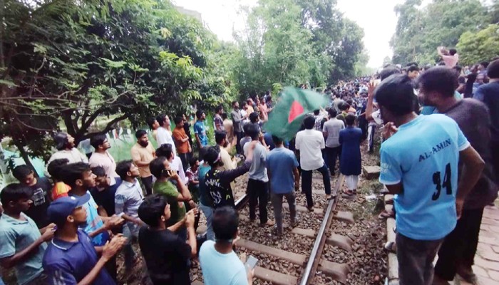 চবি-কুবিতে পুলিশের হামলার প্রতিবাদে রাবি শিক্ষার্থীদের রেললাইন অবরোধ