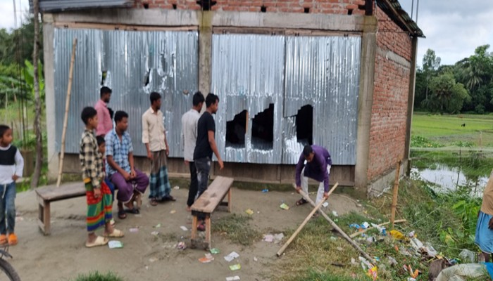 নোয়াখালীতে পুলিশের উপস্থিতিতে ব্যবসা প্রতিষ্ঠানে হামলা-ভাংচুর ও লুটপাটের অভিযোগ