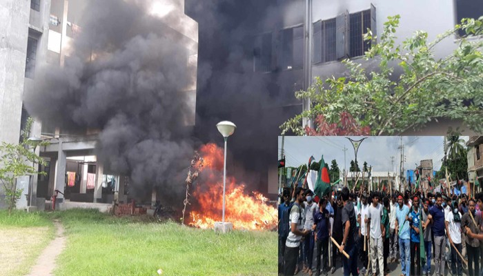 কোটা আন্দোলন রাবির প্রধান ফটক ভেঙে লাঠিসোঁটা হাতে বিক্ষোভ শিক্ষার্থীদের