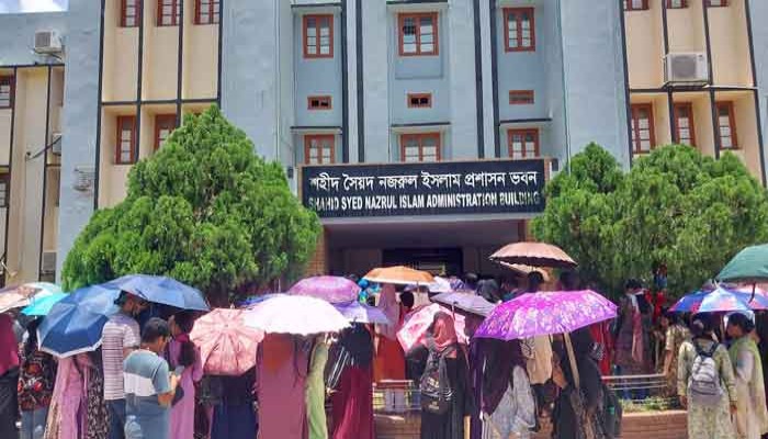 প্রশাসন ভবন ঘেরাও করে এক ঘন্টার আল্টিমেটাম রাবি শিক্ষার্থীদের