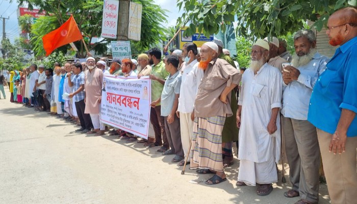 কোটা বহাল রাখার দাবিতে ফুলবাড়ীতে মুক্তিযোদ্ধাদের বিক্ষোভসহ মানববন্ধন